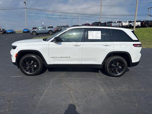 Bright White Clearcoat 2025 Jeep Grand Cherokee Altitude