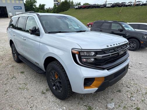 SPACE SILVER METALLIC 2026 Ford Expedition Tremor