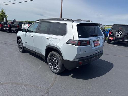 Silver Zynith Clearcoat 2026 Jeep Cherokee Laredo 4x4