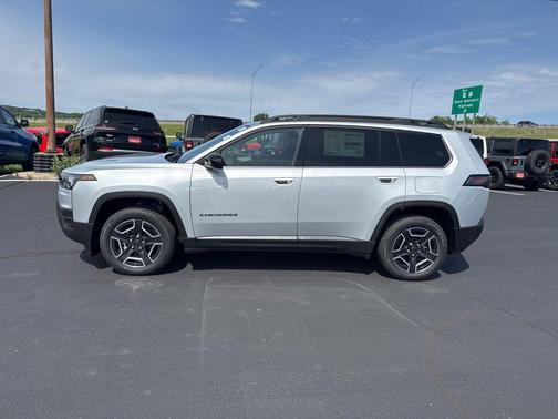 Silver Zynith Clearcoat 2026 Jeep Cherokee Laredo 4x4