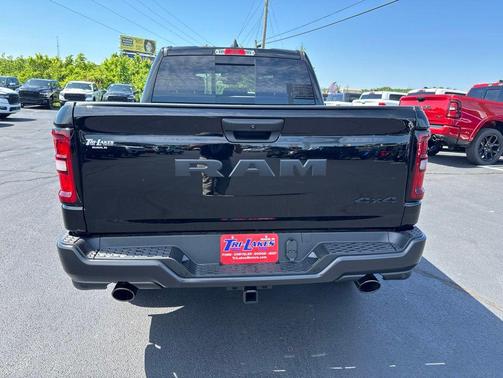 Diamond Black Crystal Pearlcoat 2026 RAM 1500 Warlock Crew Cab 4x4 5'7' Box