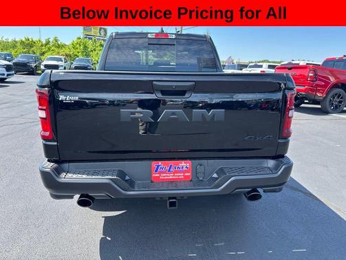 Diamond Black Crystal Pearlcoat 2026 RAM 1500 Warlock Crew Cab 4x4 5'7' Box