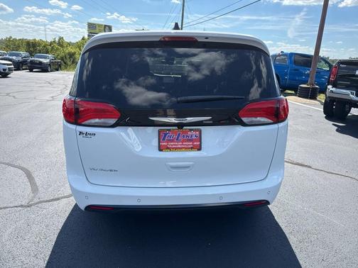 2026 Chrysler Voyager LX