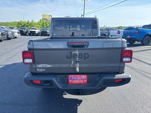 Granite Crystal Metallic Clearcoat 2026 Jeep Gladiator Sahara 4x4