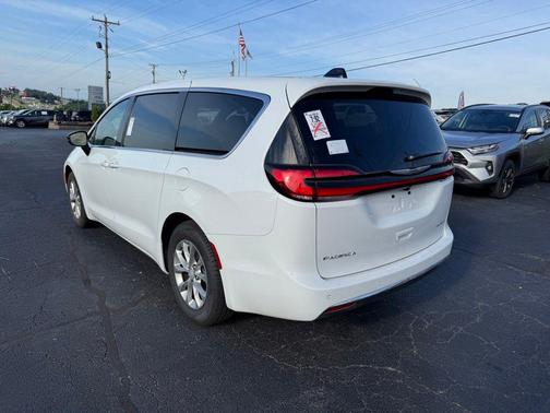 Bright White Clearcoat 2026 Chrysler Pacifica Limited