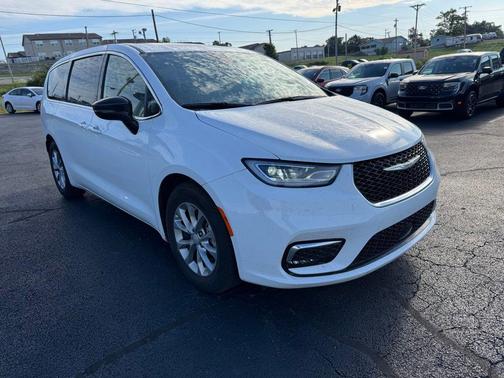 Bright White Clearcoat 2026 Chrysler Pacifica Limited