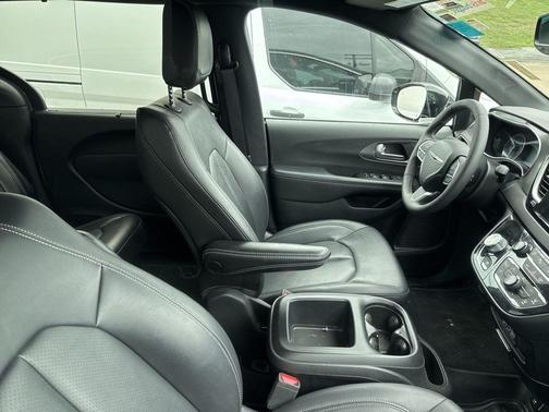 2025 Chrysler Pacifica L