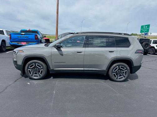 Sting-Gray Clearcoat 2026 Jeep Cherokee Laredo 4x4