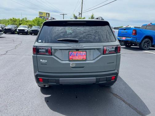 Sting-Gray Clearcoat 2026 Jeep Cherokee Laredo 4x4