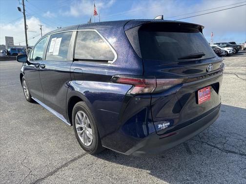 2024 Toyota Sienna LE