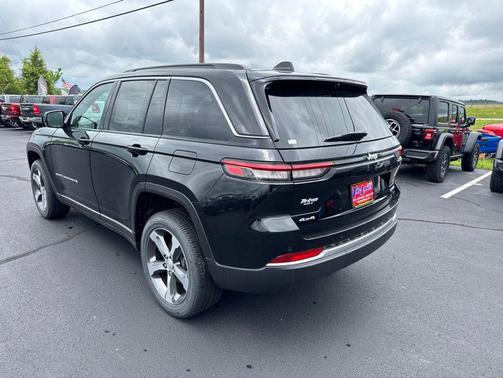 Diamond Black Crystal Pearlcoat 2026 Jeep Grand Cherokee Limited