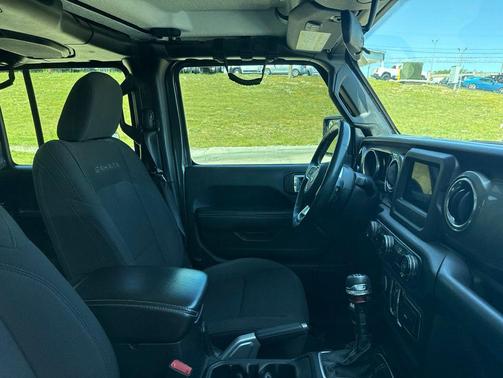 Granite Crystal Metallic Clearcoat 2018 Jeep Wrangler Unlimited Sahara