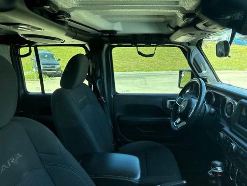 Granite Crystal Metallic Clearcoat 2018 Jeep Wrangler Unlimited Sahara