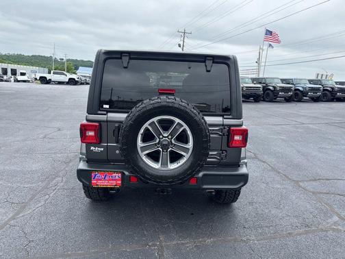 Granite Crystal Metallic Clearcoat 2018 Jeep Wrangler Unlimited Sahara
