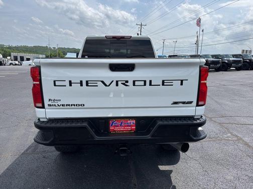 Summit White 2025 Chevrolet Silverado 2500 4WD Crew Cab Standard Bed ZR2