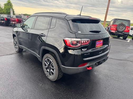Diamond Black Crystal Pearlcoat 2026 Jeep Compass Trailhawk