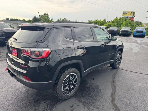 Diamond Black Crystal Pearlcoat 2026 Jeep Compass Trailhawk