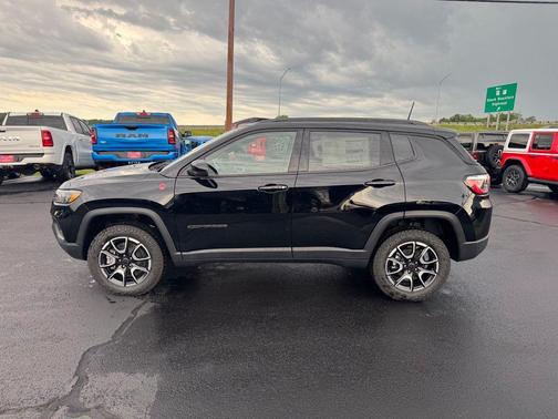 Diamond Black Crystal Pearlcoat 2026 Jeep Compass Trailhawk