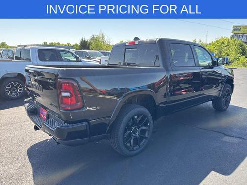 Diamond Black Crystal Pearlcoat 2026 RAM 1500 Laramie