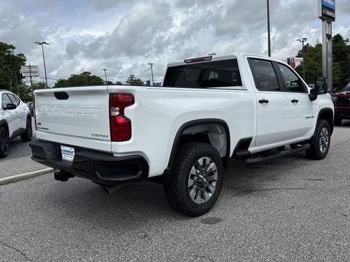 Summit White 2026 Chevrolet Silverado 2500 Custom