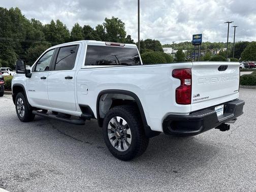 Summit White 2026 Chevrolet Silverado 2500 Custom