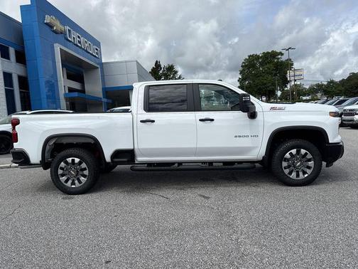 Summit White 2026 Chevrolet Silverado 2500 Custom
