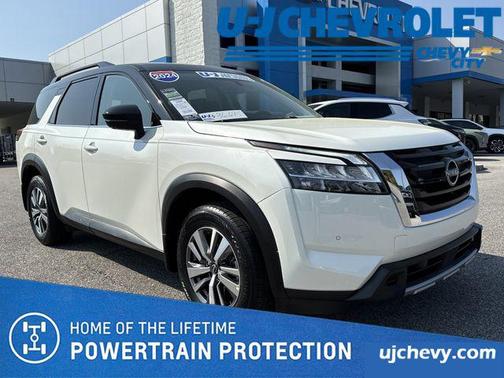 Pearl White Tricoat/Super Black 2024 Nissan Pathfinder SL FWD