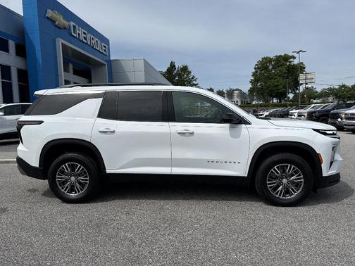 Summit White 2025 Chevrolet Traverse LT