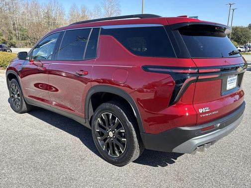 Radiant Red Tintcoat 2026 Chevrolet Traverse LT