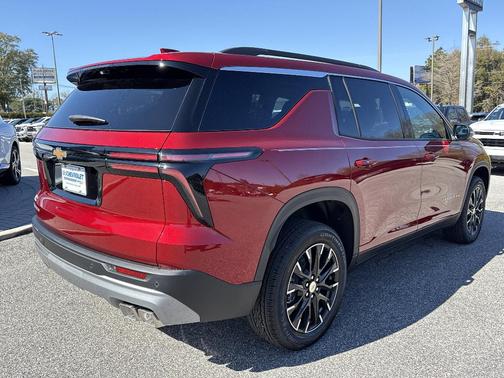 Radiant Red Tintcoat 2026 Chevrolet Traverse LT