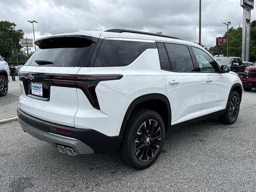 Summit White 2026 Chevrolet Traverse LT