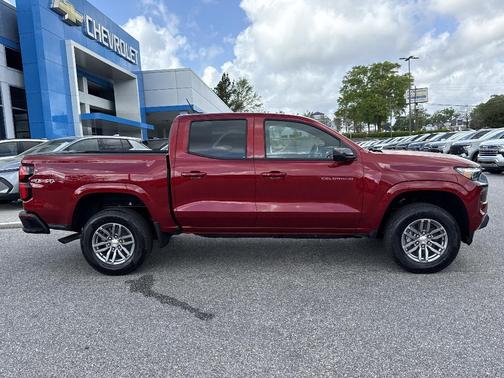 Radiant Red Tintcoat 2026 Chevrolet Colorado LT