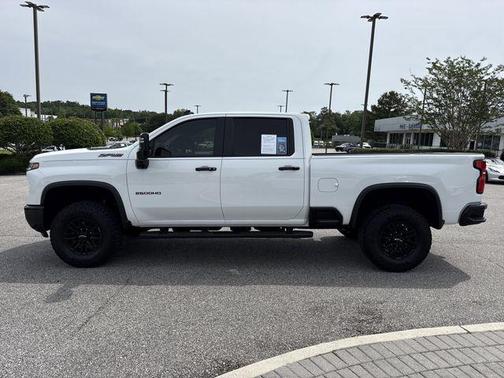 Summit White 2024 Chevrolet Silverado 2500 4WD Crew Cab Standard Bed ZR2