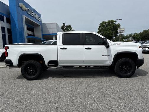 Summit White 2024 Chevrolet Silverado 2500 4WD Crew Cab Standard Bed ZR2