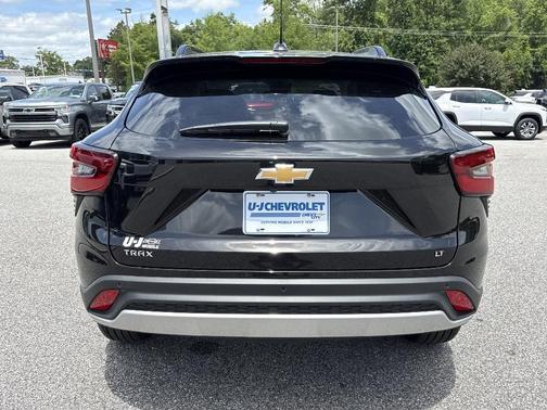 Mosaic Black Metallic 2026 Chevrolet Trax LT