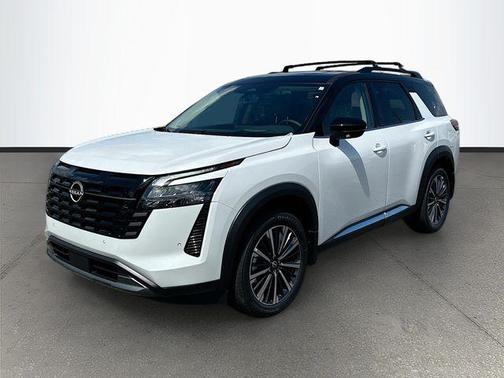 Everest White Pearl/Black 2026 Nissan Pathfinder Platinum