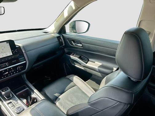 Super Black 2025 Nissan Pathfinder SL 4WD