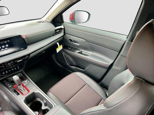 Gun Metallic/Scarlet Ember Tintcoat 2026 Nissan Kicks SR