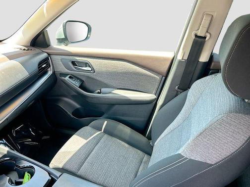 Brilliant Silver Metallic 2023 Nissan Rogue SV