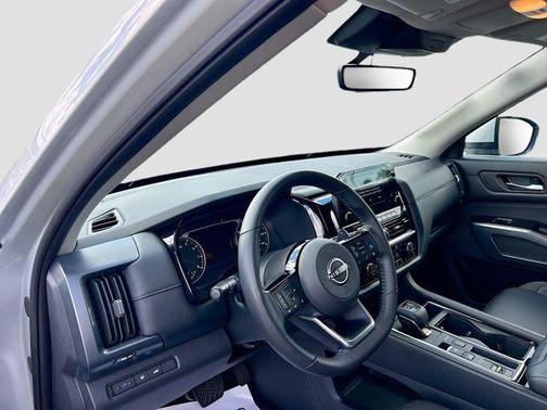 Brilliant Silver Metallic 2025 Nissan Pathfinder SL FWD