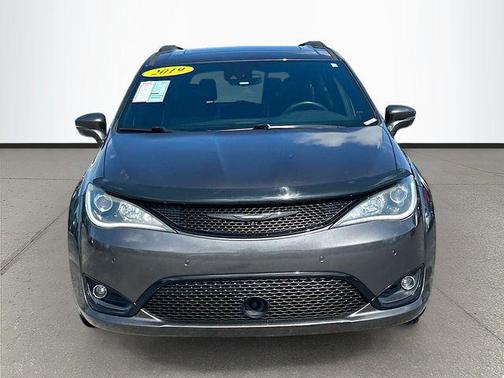 Granite Crystal Metallic Clearcoat 2019 Chrysler Pacifica Limited