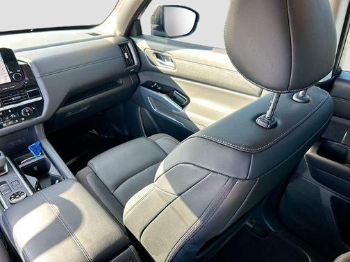 Gun Metallic/Super Black 2025 Nissan Pathfinder SL 4WD