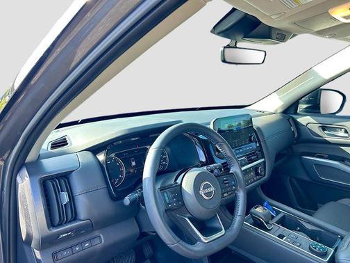 Gun Metallic/Super Black 2025 Nissan Pathfinder SL 4WD