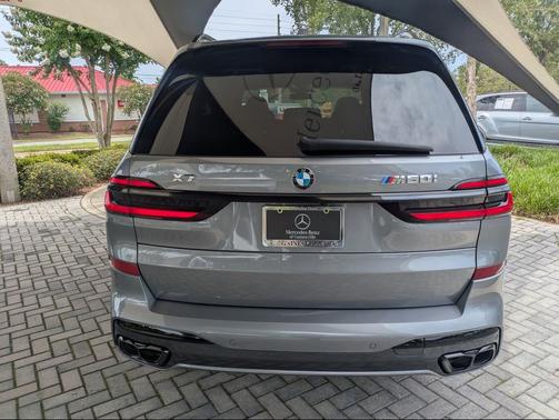 Skyscraper Grey Metallic 2026 BMW X7 M60i
