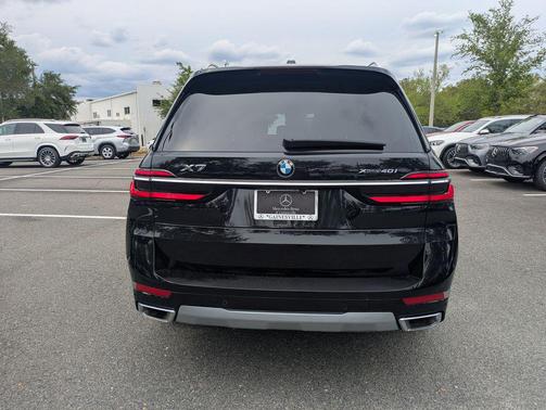 Black Sapphire Metallic 2025 BMW X7 xDrive40i