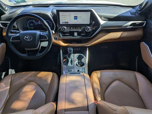 2023 Toyota Highlander Hybrid Platinum