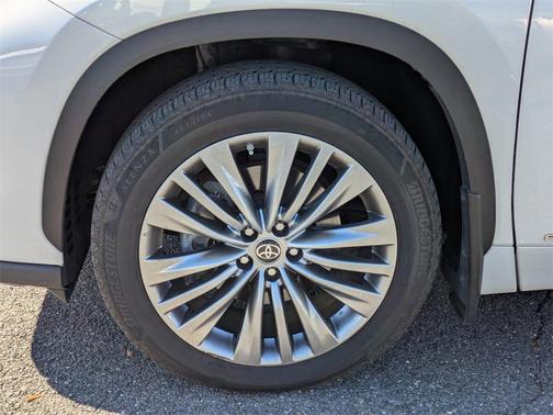 2023 Toyota Highlander Hybrid Platinum