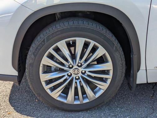 2023 Toyota Highlander Hybrid Platinum