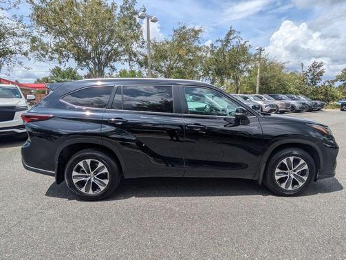 Midnight Black Metallic 2024 Toyota Highlander XLE