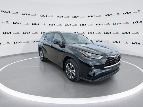 Midnight Black Metallic 2024 Toyota Highlander XLE